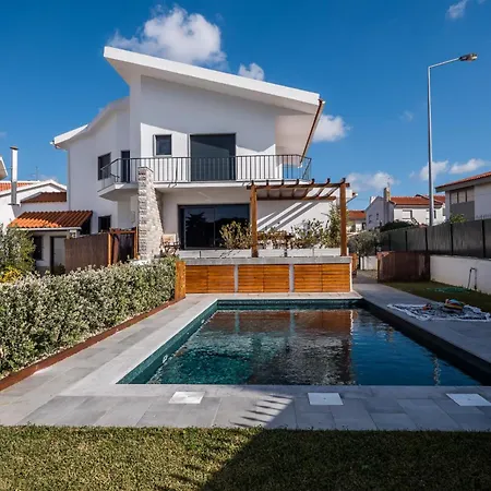 Beguest Sun & Pool House Parede