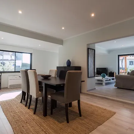 Beguest Sun & Pool House Parede