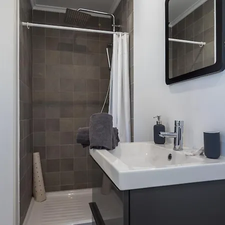 Beguest Sun & Pool House Parede