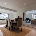 Beguest Sun & Pool House Parede