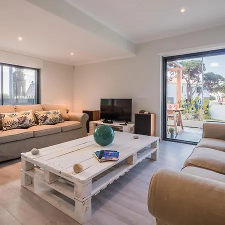 Beguest Sun & Pool House Parede