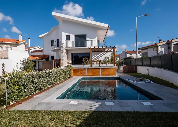 Beguest Sun & Pool House Parede